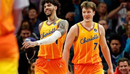 半岛体育-逗逗你！三球近5场狂扔73次三分 最终命中数惜败康神1球！