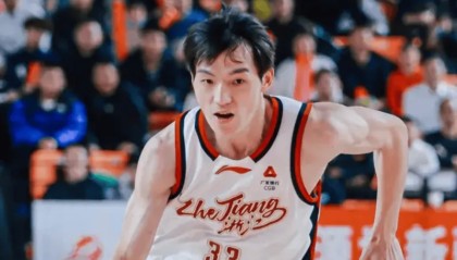 半岛体育官方网站-吴前半场投篮3中2，三分2中1得到5分1篮板1助攻