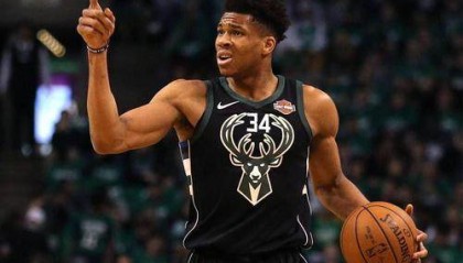 关键时刻再成球队蓝领 两年了，MVP字母哥毫无进步