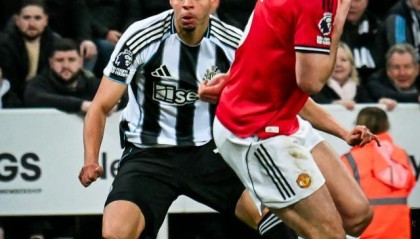 半岛体育-【英超】曼联11打10遭绝杀！纽卡世界波送卡里克首败