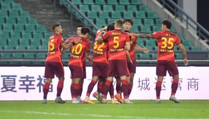 半岛体育官方网站-【中超综述】焦点战沪粤闷平 山东泰山绝杀静待夺冠