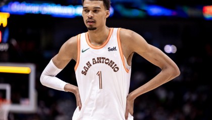 美媒：马刺有关潜在交易的讨论陷入沉寂，或和太阳秘密筹划报价