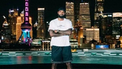 半岛体育-曝詹姆斯中国行惹争议，女球迷深夜蹲守遭无视，怒斥詹皇耍大牌