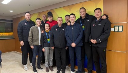 半岛体育官网-杨鸣卸任辽篮主帅现身CBA杯举办地：社媒晒与巴特尔等名宿合照